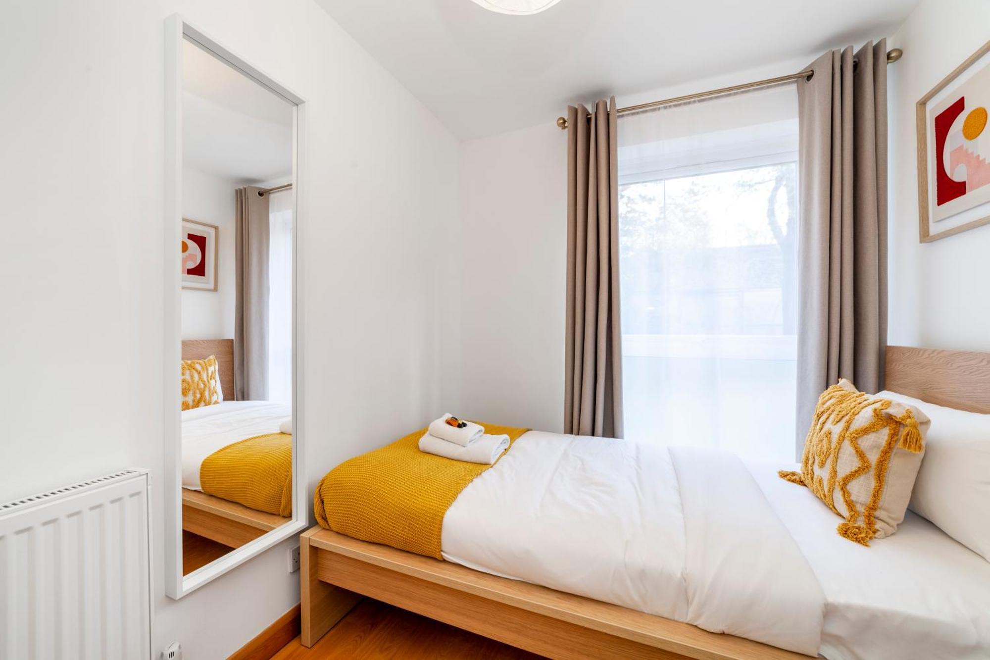 Bright 2br Flat Off Trendy Chiswick High Road Londres