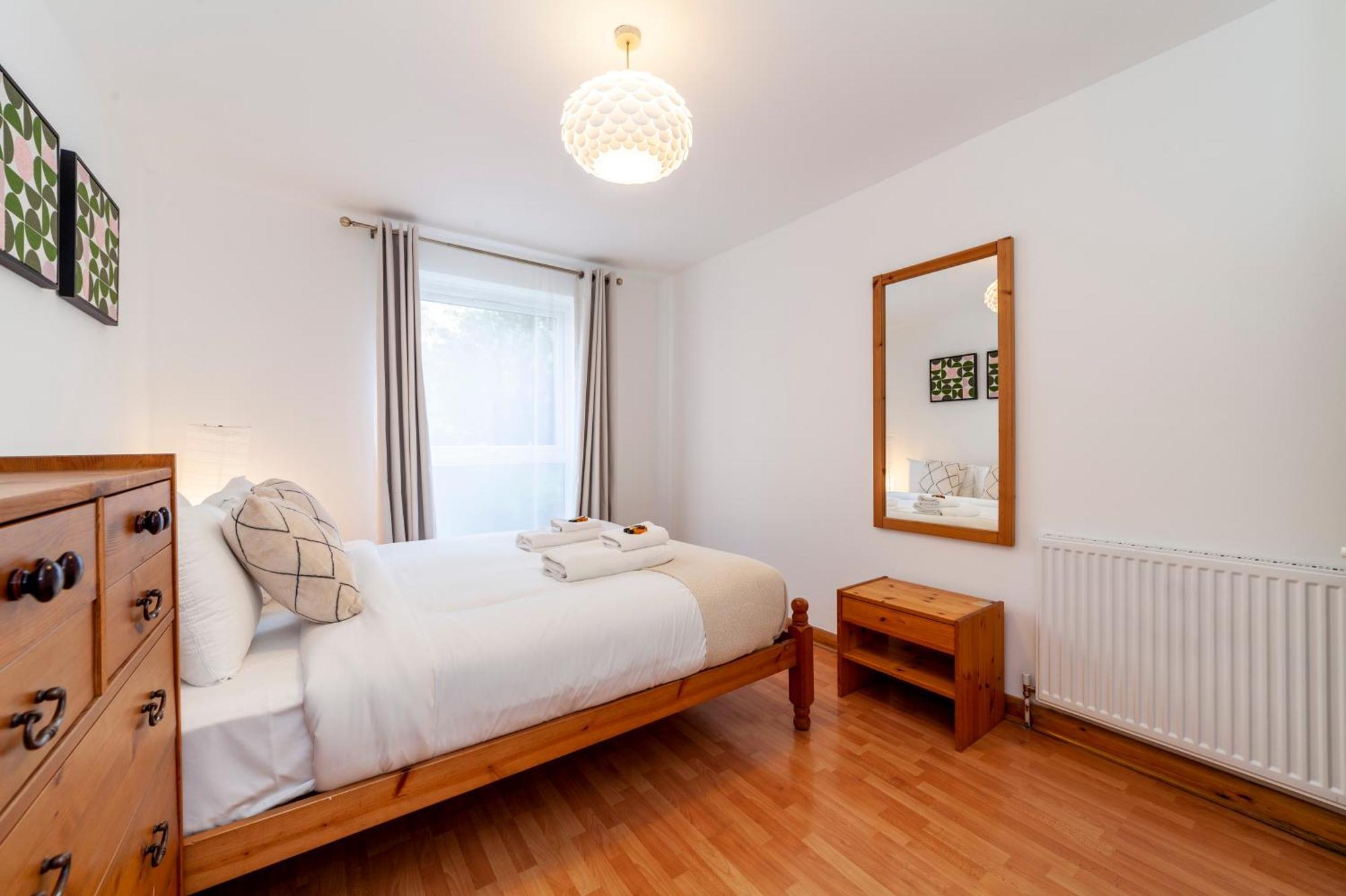 Bright 2br Flat Off Trendy Chiswick High Road Apartamento