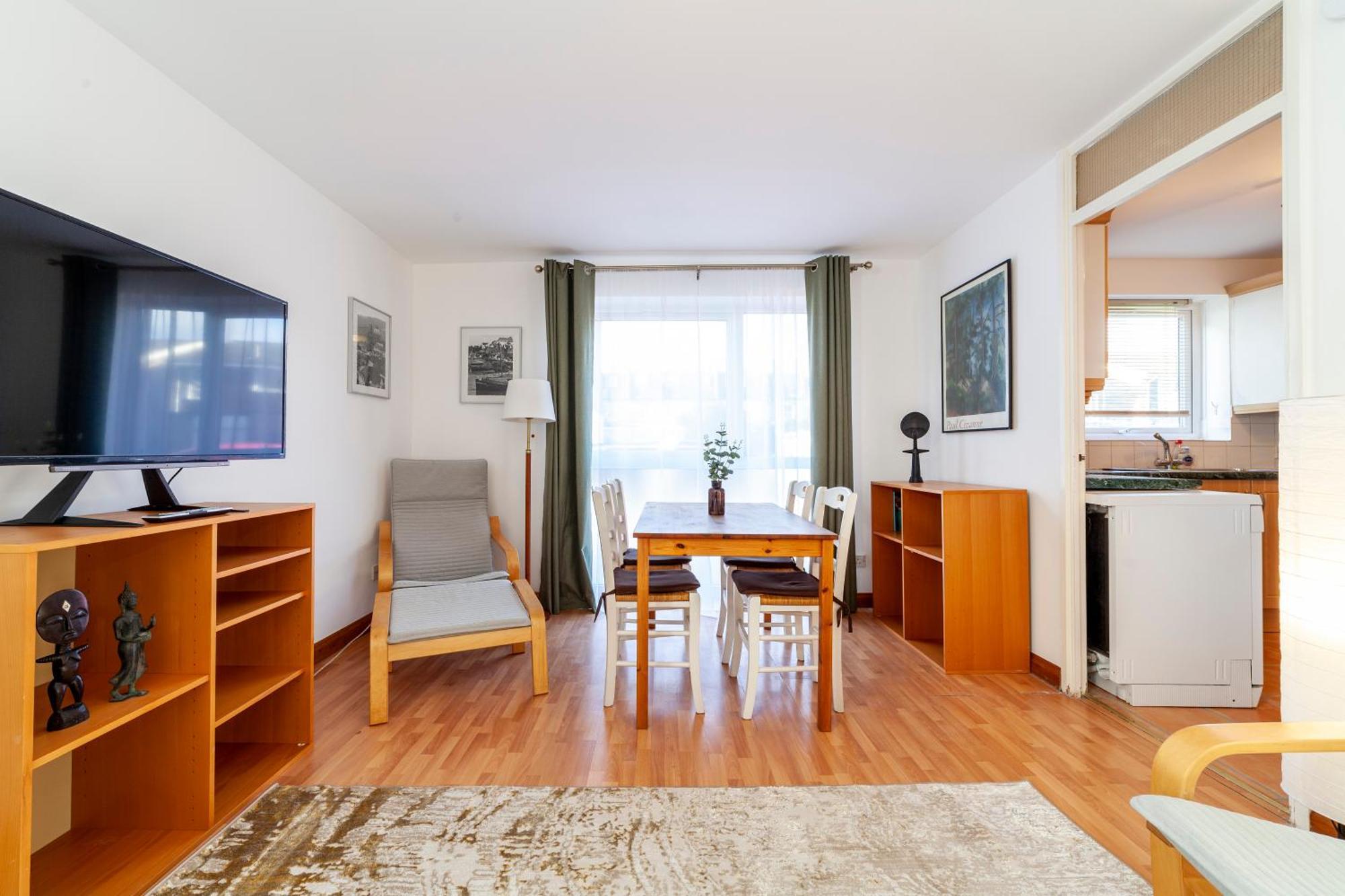 Bright 2br Flat Off Trendy Chiswick High Road Apartamento Londres