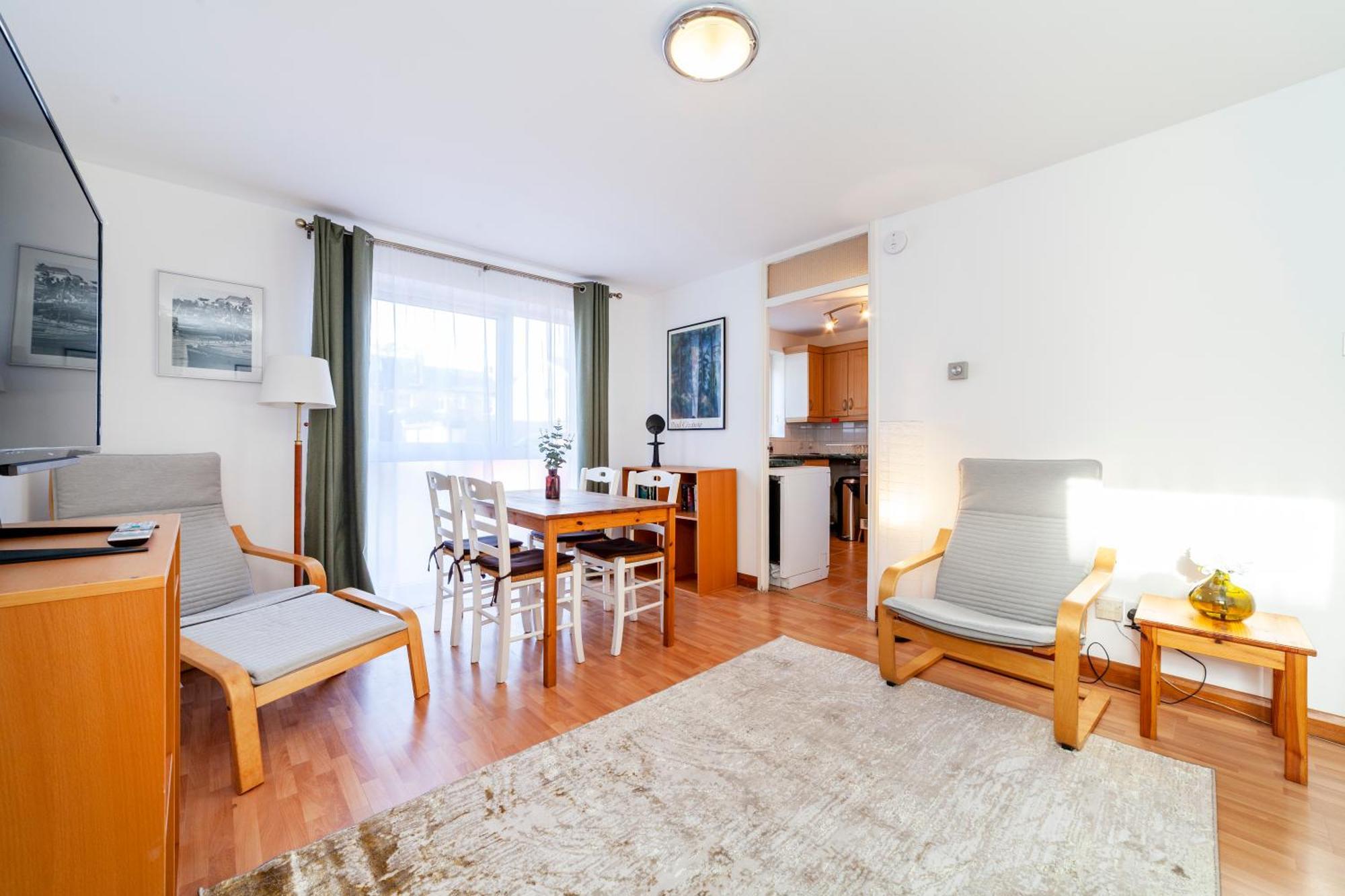 Bright 2br Flat Off Trendy Chiswick High Road Londres